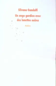 Un ange gardien avec des lunettes noires