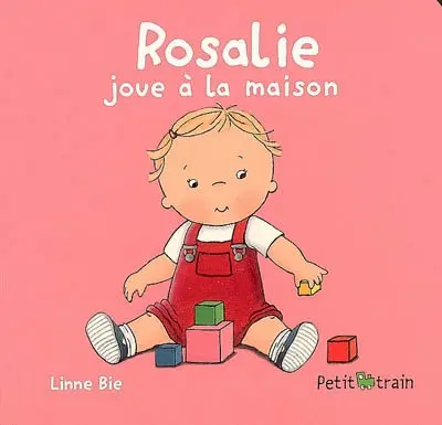 Rosalie joue à la maison
