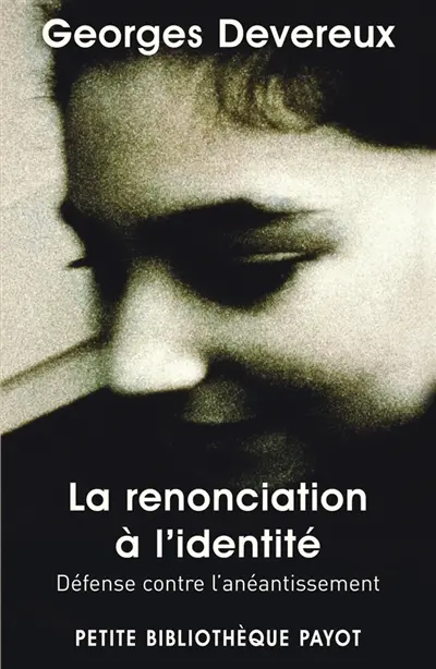 La renonciation à l'identité : défense contre l'anéantissement
