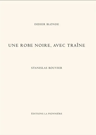 Une robe noire, avec traîne