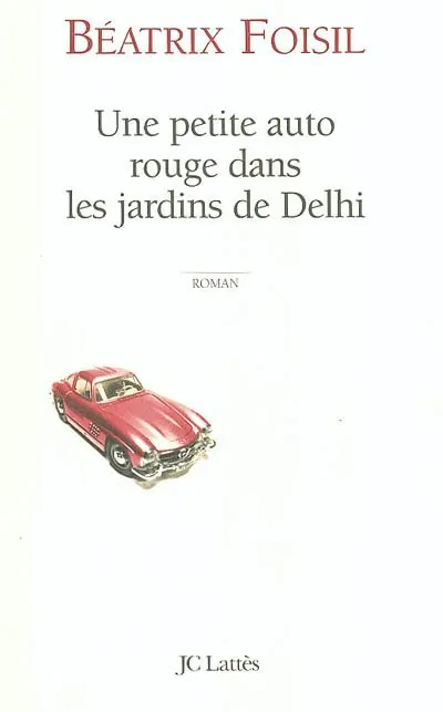 Une petite auto rouge dans les jardins de Delhi