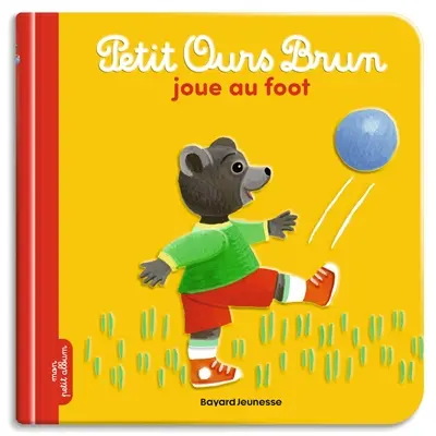 Petit Ours Brun joue au foot
