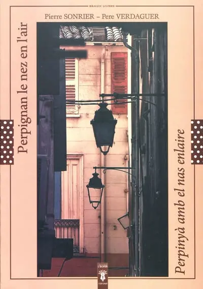 Perpignan, le nez en l'air. Perpinyà, amb el nas enlaire