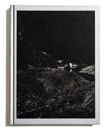 La nuit craque sous nos doigts