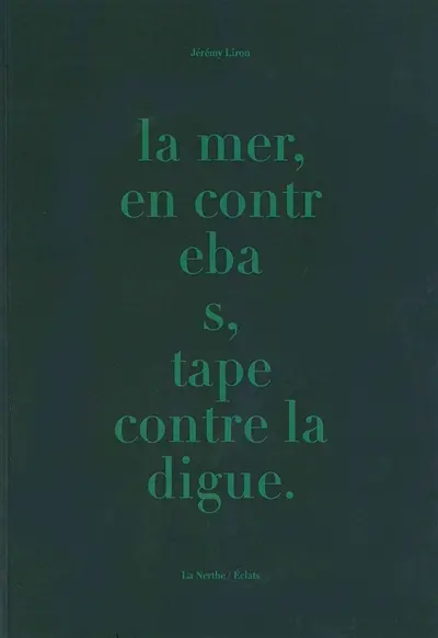 La mer, en contrebas, tape contre la digue